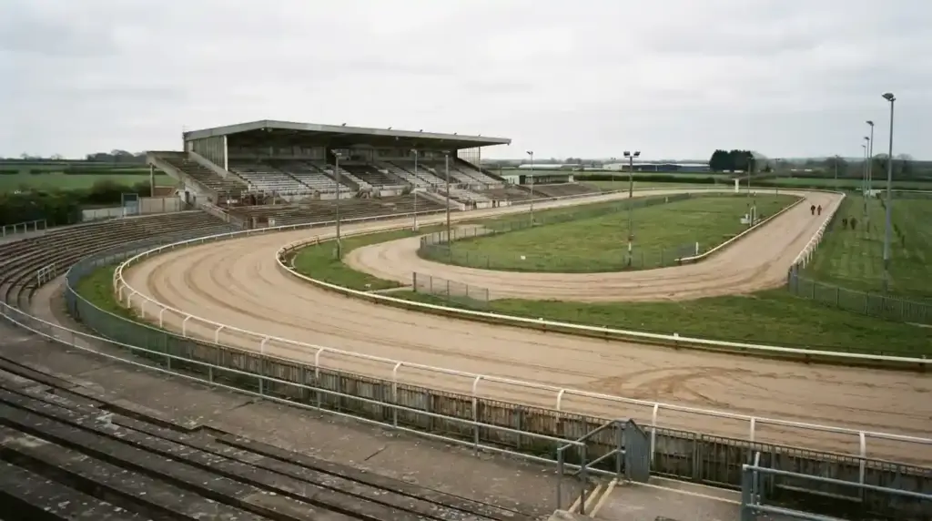 Pista de carreras de galgos británica vista desde las gradas en un día nublado