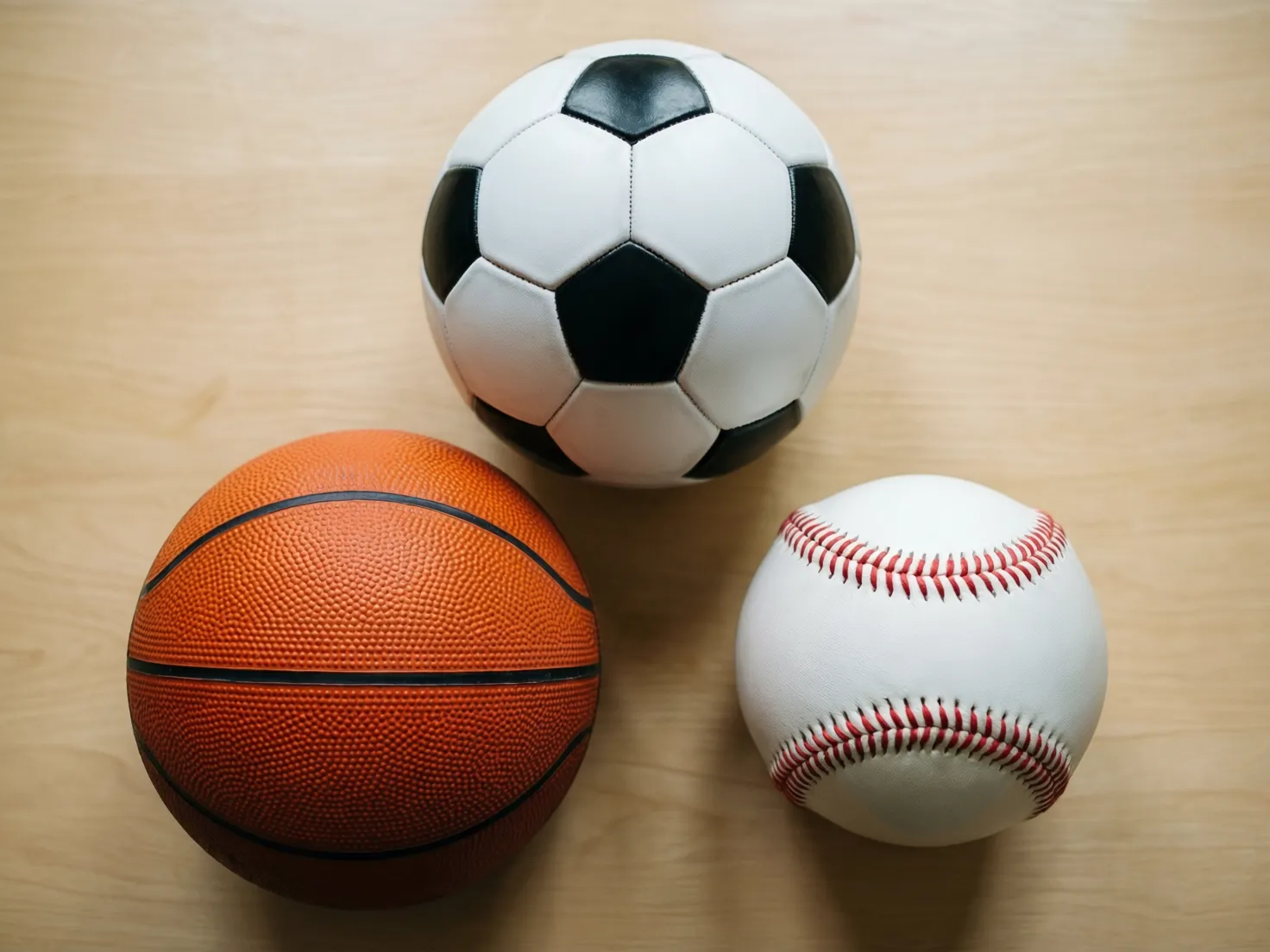 Collage de equipamiento deportivo incluyendo balón de fútbol, pelota de béisbol y balón de baloncesto